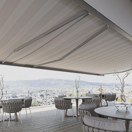 Ein Restaurant mit einem einladenden Außenbereich und einem Sonnenschutzdach für gemütliches Essen im Freien.