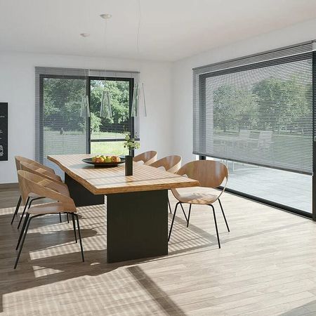 Essbereich mit Jalousien
