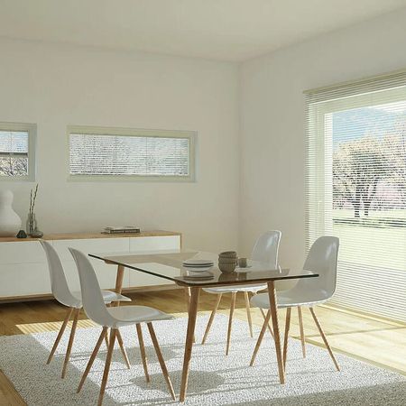 Essbereich mit Jalousien