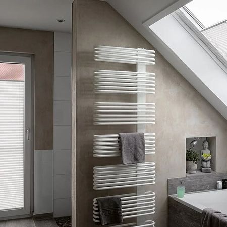 Modernes Badezimmer mit einem weißen Handtuchhalter und einem Fenster, das den Raum erhellt.