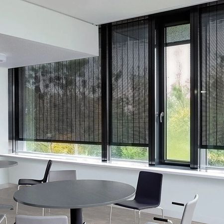 Büroraum mit Tisch und Fenster