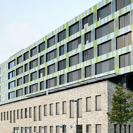 Modernes Bürogebäude von Außen