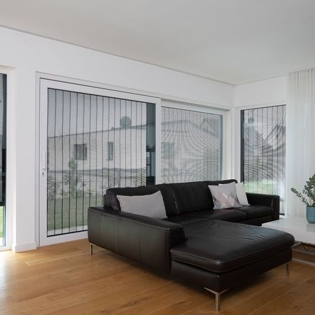 Wohnzimmer mit schwarzer Couch