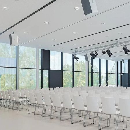 Großer Versammlungsraum mit Rollladen