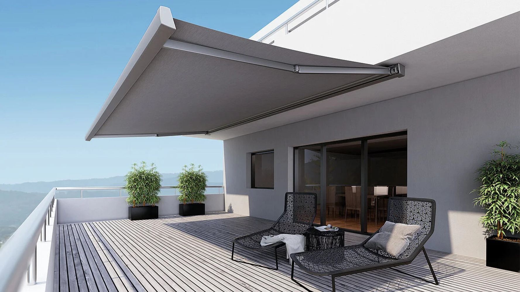 Ein Balkon mit einem ausziehbaren Sonnenschutz, der Schatten und Komfort bietet.
