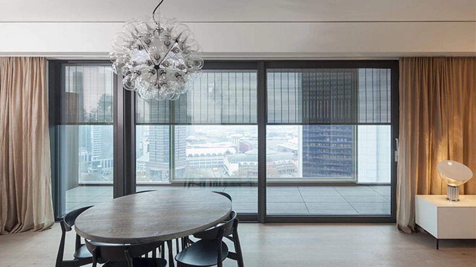 Modernes Esszimmer mit Blick auf die Stadt, große Fenster und stilvolle Möbel schaffen eine einladende Atmosphäre.
