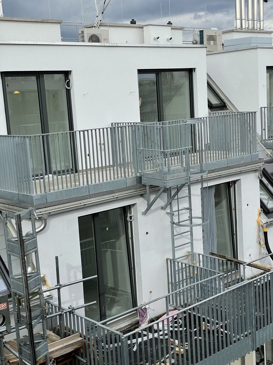 Ein Gebäude mit einem Metallgeländer, das es umgibt, bietet eine moderne und sichere Umgebung.