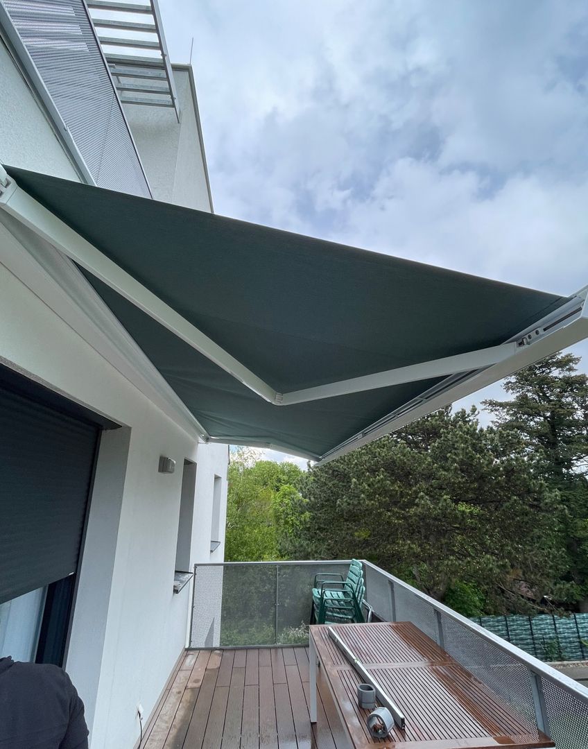 Gemütliche Terrasse mit einem praktischen, ausziehbaren Sonnenschutz für angenehme Schattenplätze.