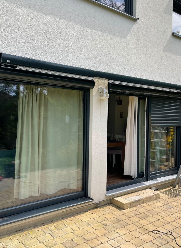 Fertig installierte Markise und Fenster in modernem Haus