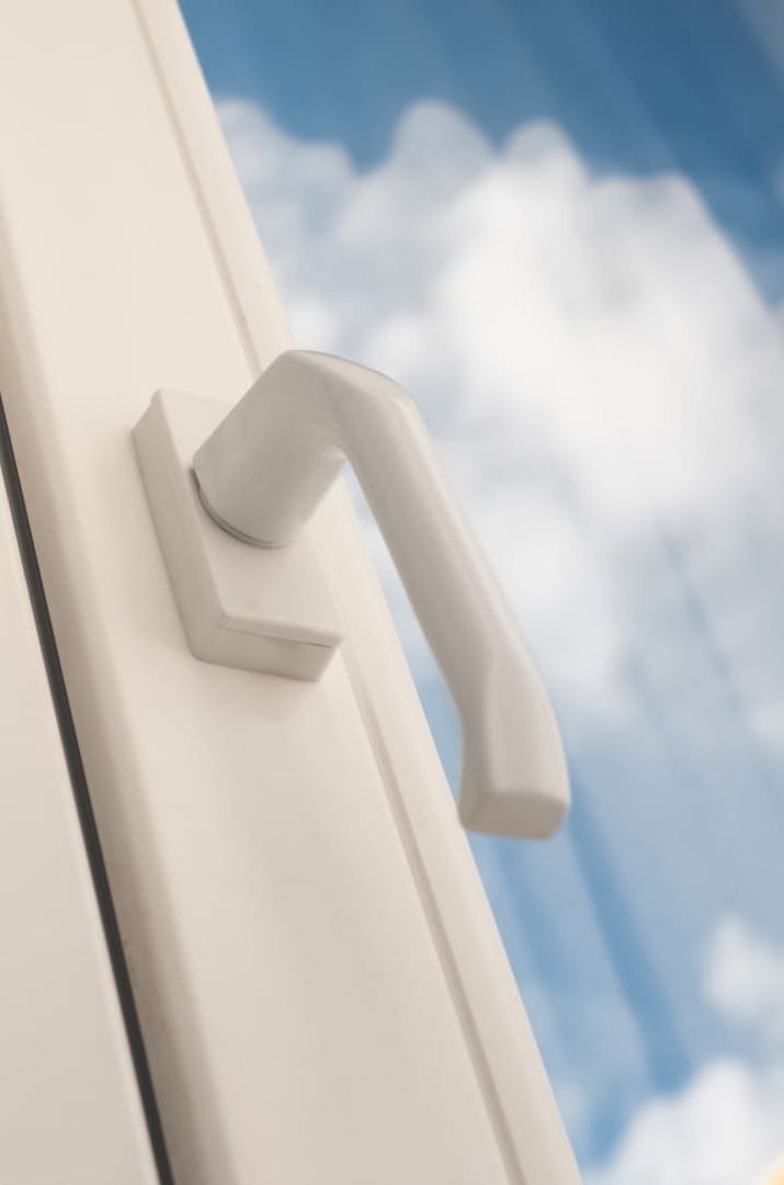 Detailaufnahme eines Türgriffes einer Balkontür