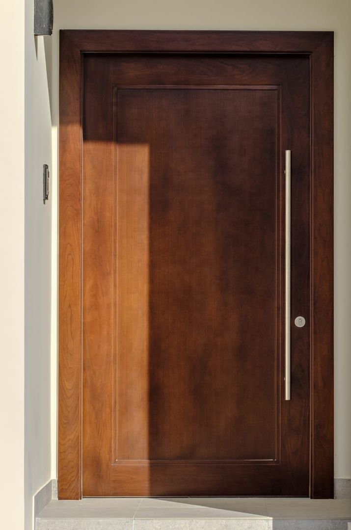 Moderne Holztür mit Metallgriff