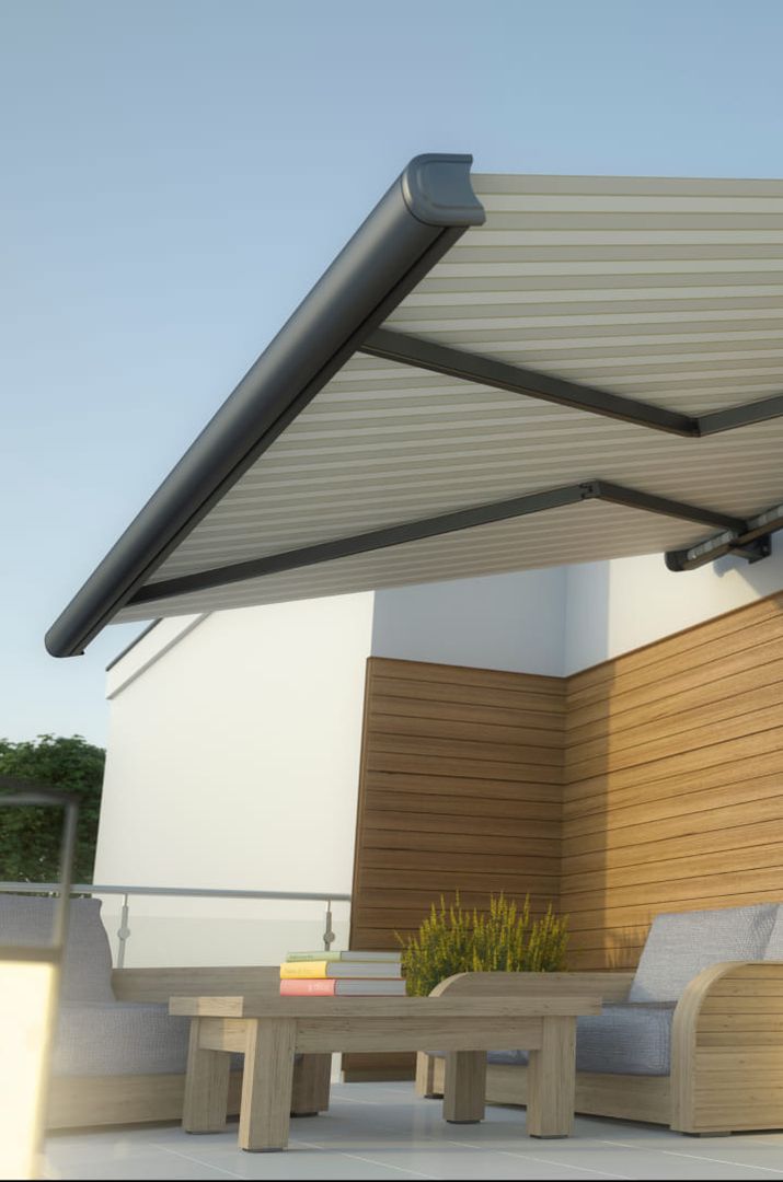 Gemütliche Terrasse mit einem praktischen, ausziehbaren Sonnensegel für Schatten und Komfort.